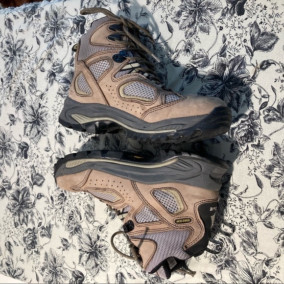 VASQUE Sz 9.5  Leather Gore-Tex Vibram Soles Hiking Boots - Picture 10 of 15